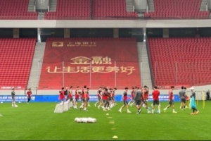 什么？主教练正在热身！记者晒视频，穆斯卡特参与海港赛前训练配图
