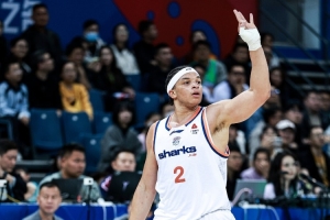 齐发力!古德温&洛夫顿合计27中14砍下33分6板6助2断配图