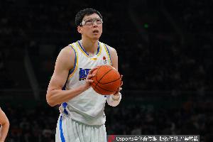 周琦已经拼尽全力 没人给他传球 最后只能靠自己在内线硬凿了配图