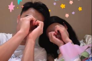 甜蜜！杨莉娜520晒照收到鲜花，还和一男子挡脸比心配图