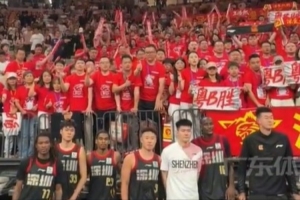 从没有放弃过心中的理想！深圳主场球迷赛后齐声唱响《海阔天空》配图