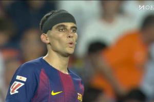 血染赛场！上半场马丁被对手踢中头部，下半场头上已经缠着绷带配图