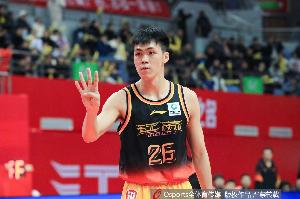 中国男篮末节处理球比较简单 庞峥麟和廖三宁表现依旧很亮眼配图