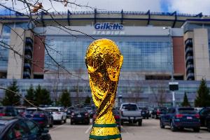 世界杯禁带水瓶引球迷愤怒：在体育场里买？难道更贵就更安全？配图