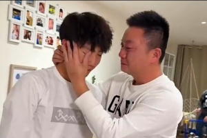 泪崩!拉玛西亚中国第一人李昊炎回忆踢球历程时泪崩,相拥而泣配图
