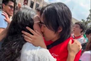 乐不思蜀!韩国球迷在墨西哥已玩嗨,与当地陌生女球迷接吻配图